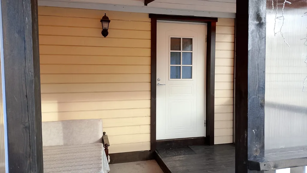 Уютный домик у озера