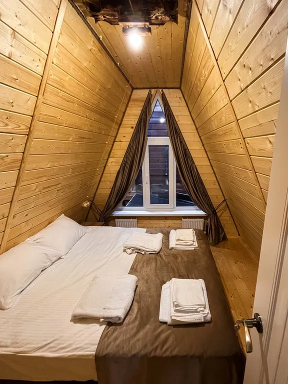 Двухэтажный A-Frame шале посреди заповедного леса вблизи Эльбруса