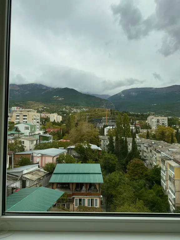 Две изолированные спальни с видом на горы в центре Ялты.