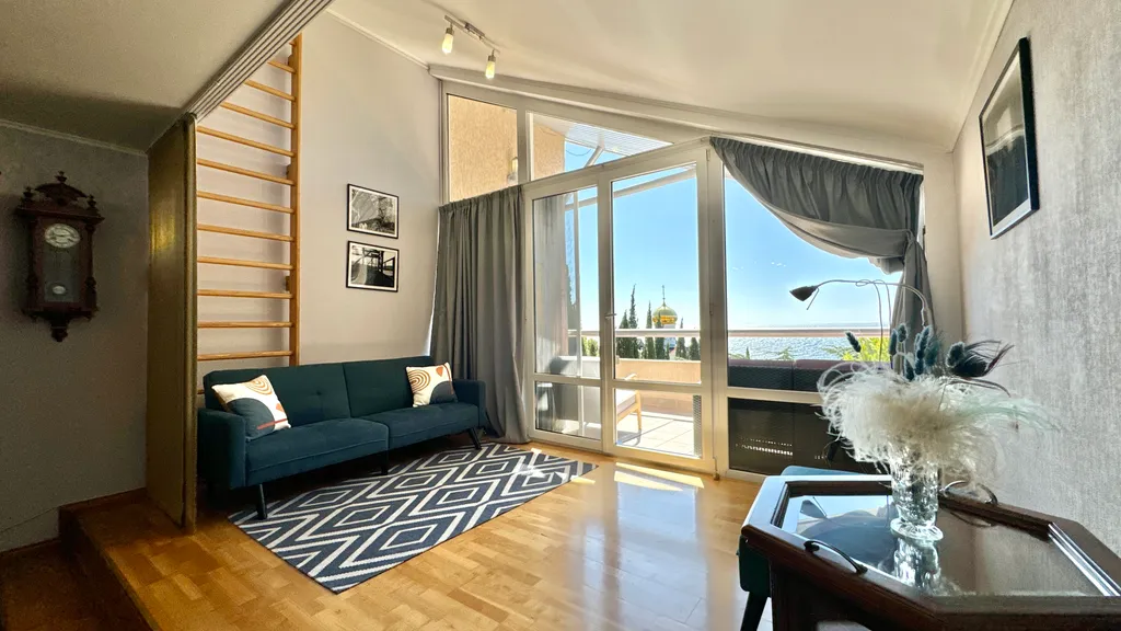 Дом у моря с личным парком, бассейном и сауной