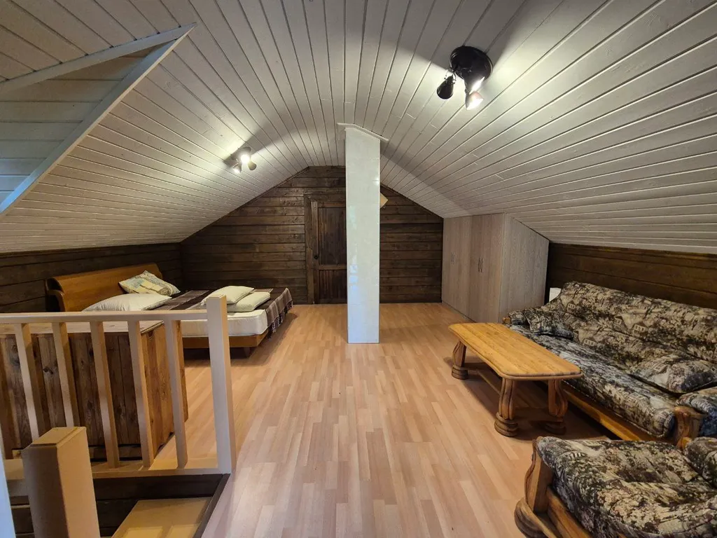 Двухэтажный загородный дом рядом с озером