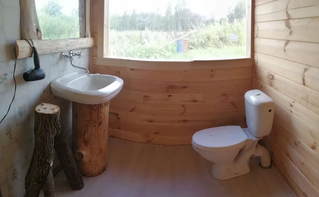 Дом баня на берегу водоема