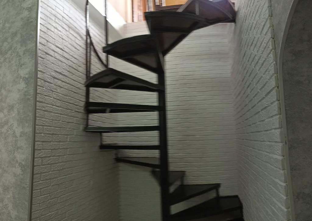 Дом с навесом и парковкой