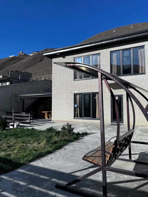 Красивый дом с видом на горы и реку