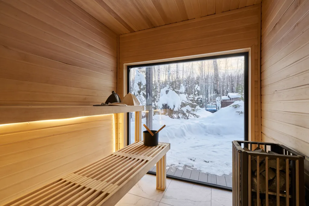 Панорамный дом в окружении леса с сауной