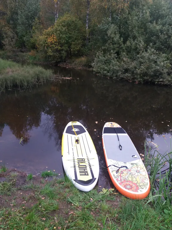 Дом на склоне холма у реки