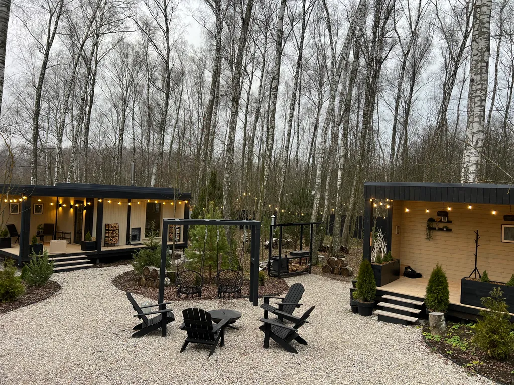 Уютный панорамный дом с баней в лесу