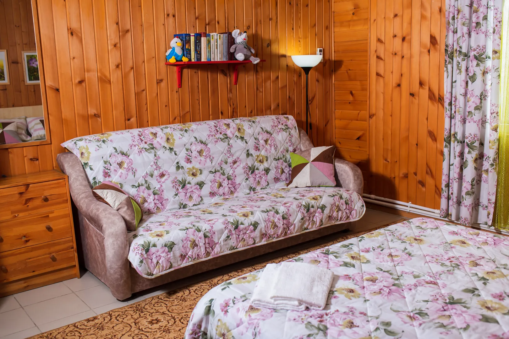 Спальное помещение ( двух - спальная кровать , диван - кровать , комод , зеркало , книги )