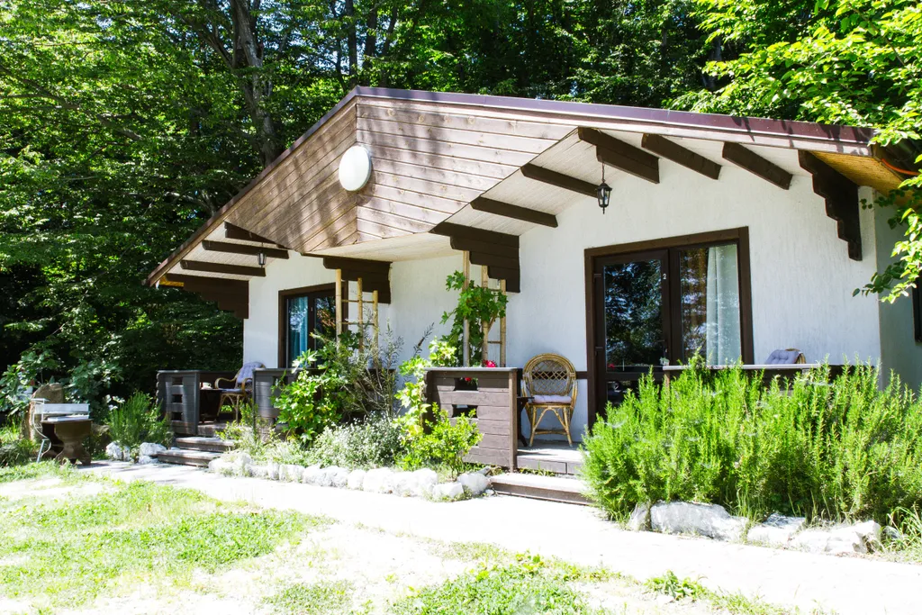 Дом в тени многолетнего дуба