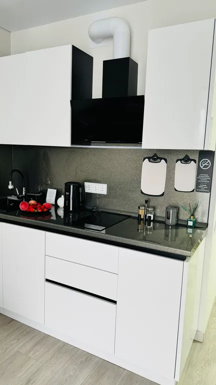 Апартаменты с панорамными окнами на лес и море и роскошным двором