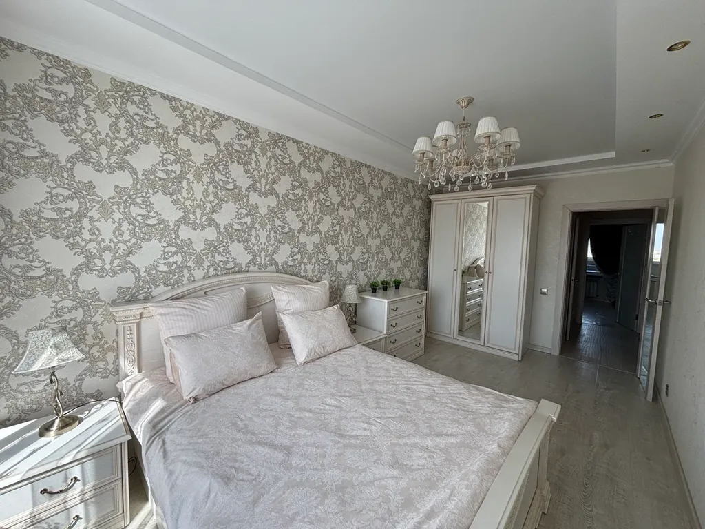 Светлая двухкомнатаная квартира с дизайнерским ремонтом рядом с центром города