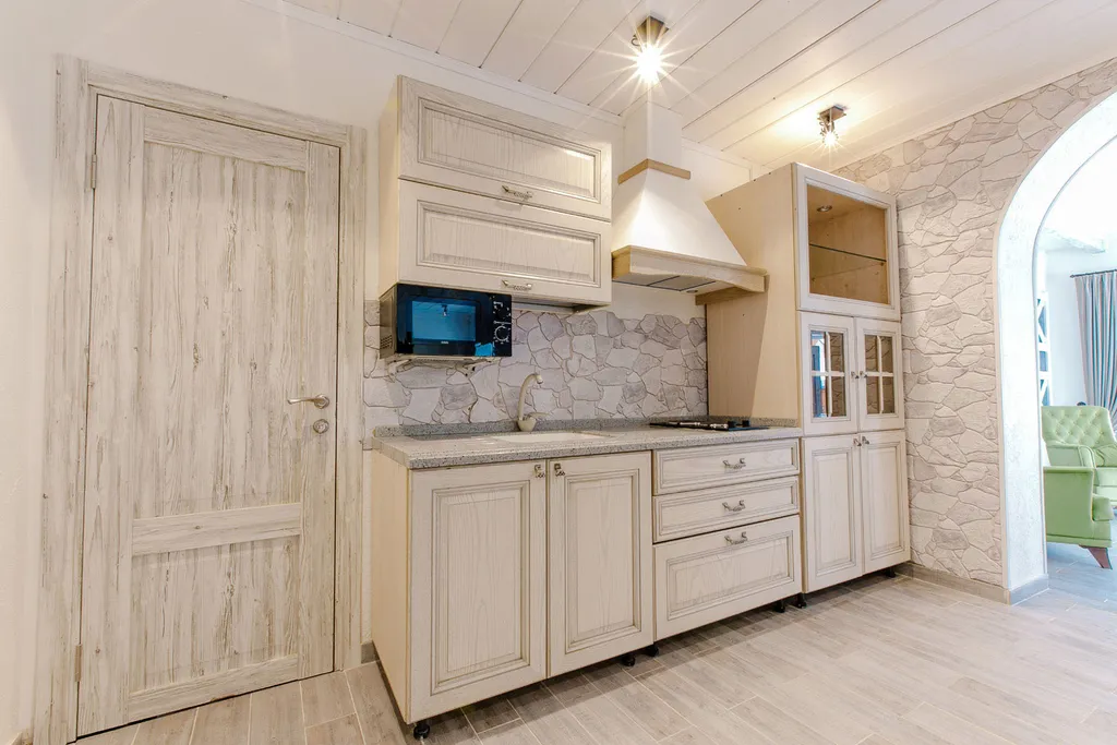 Совершенно новый дом на берегу озера с верандой и русской баней