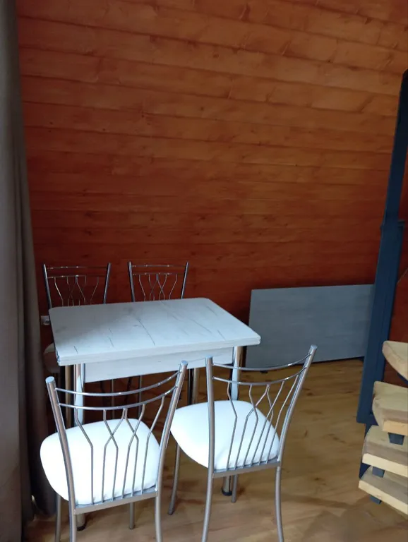 Уютный дом на берегу берегу реки