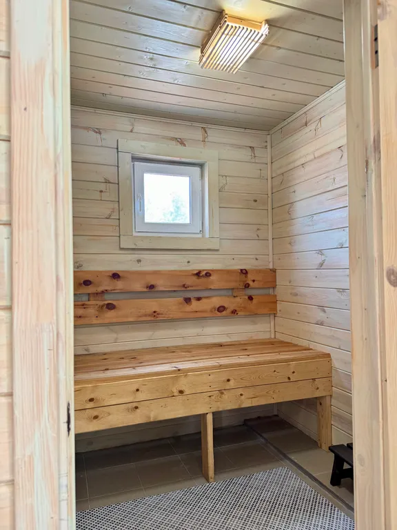 Уютный домик на берегу