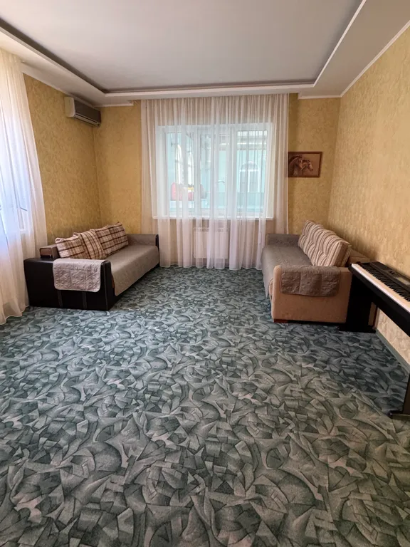 Дом с большим бассейном