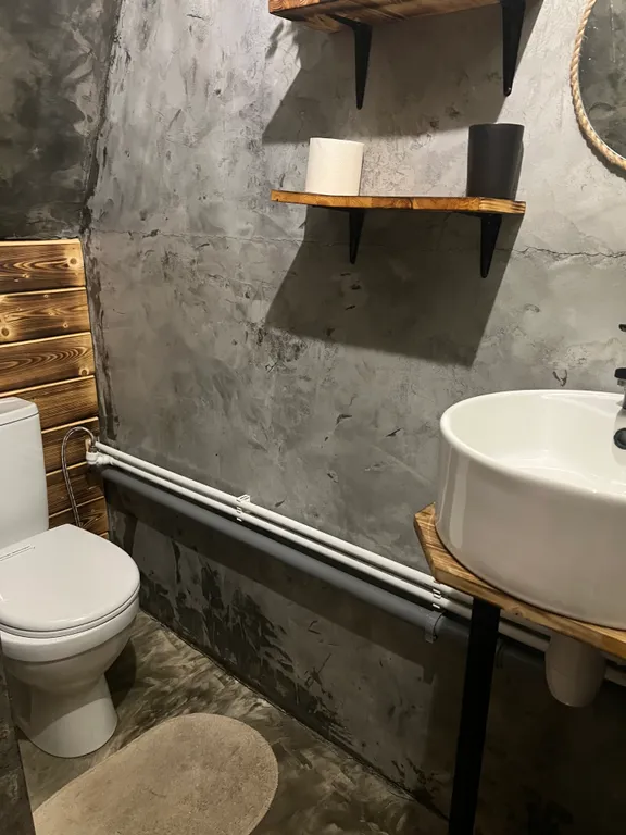 Уютный домик на берегу реки с горячим чаном