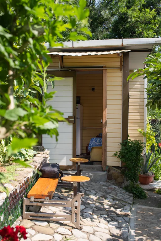 Уютный домик в красивом саду