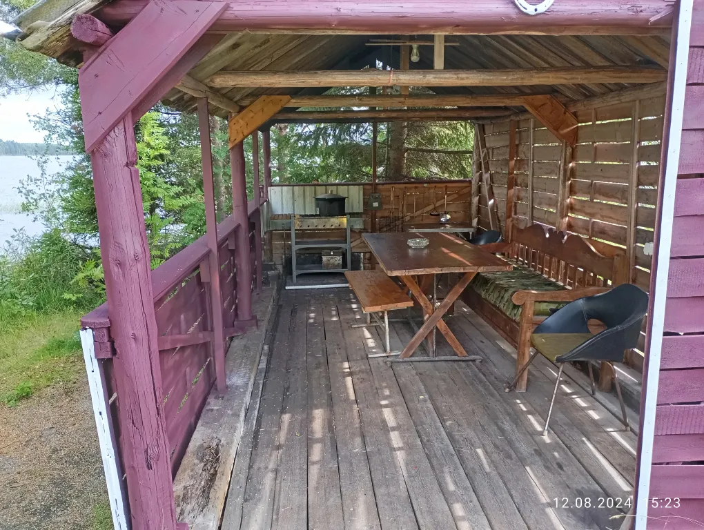 Дом на берегу с баней и лодкой