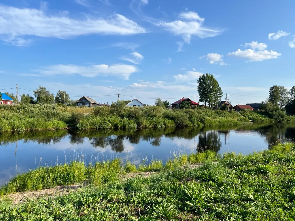 Уютный домик на берегу реки