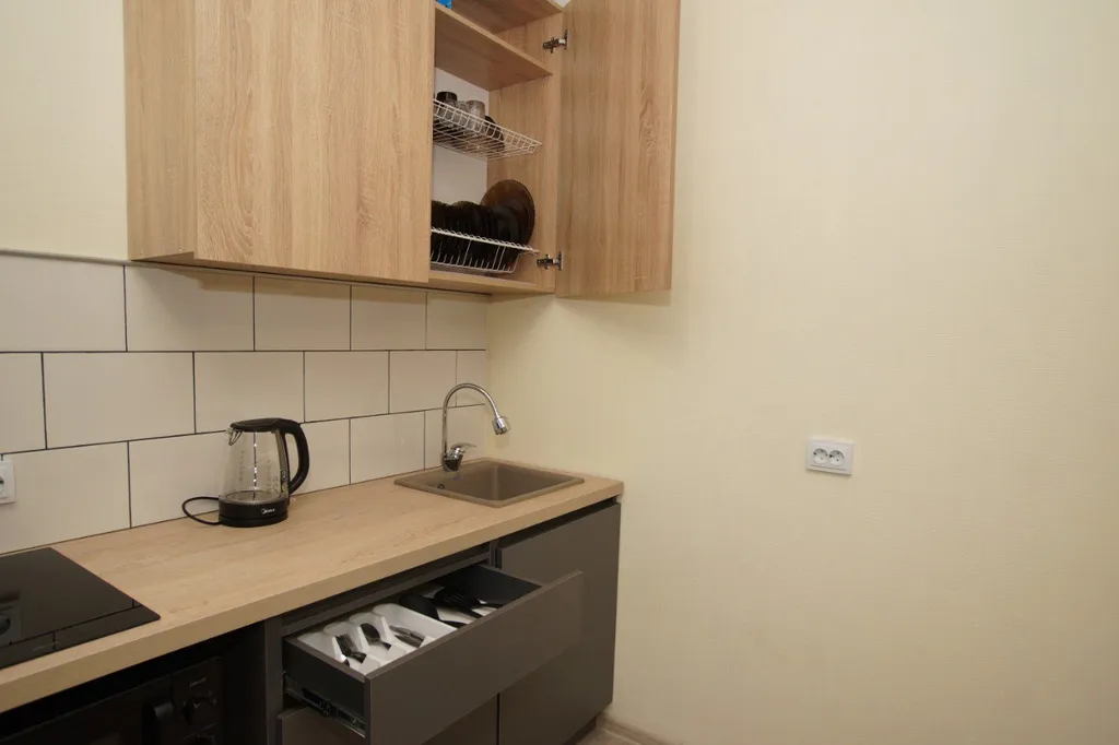 Просторная студия со свежим ремонтом и видом на лес