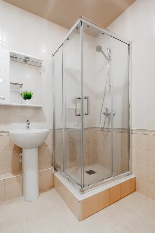 Большая квартира с раздельными комнатами и кухней