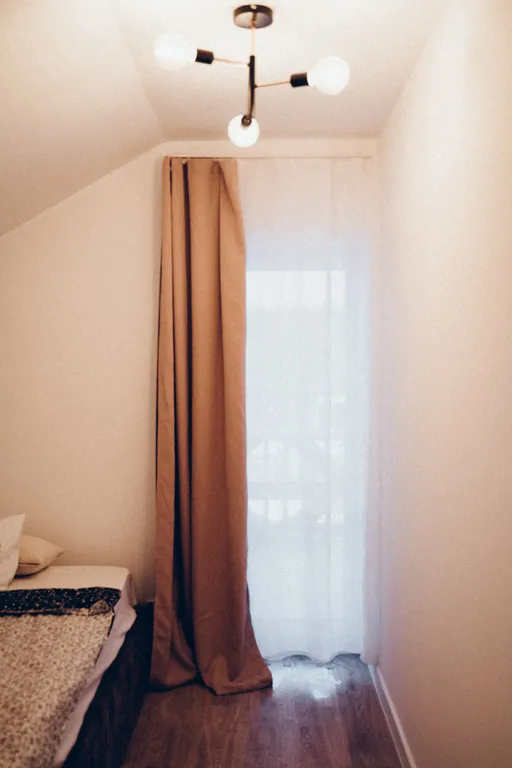 Дом рядом с лесом и прудом