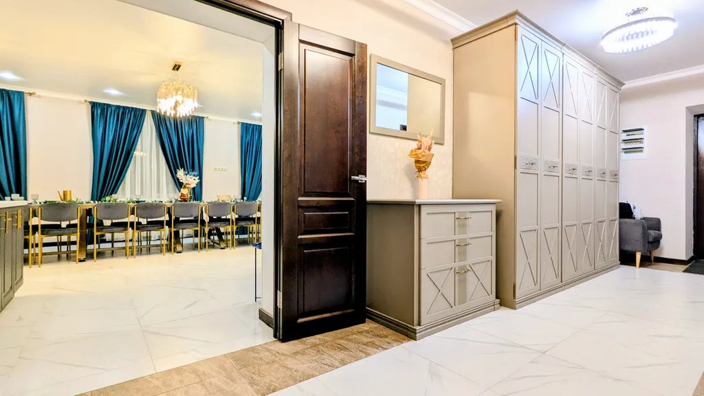 Дом с бассейном, сауной и бильярдом