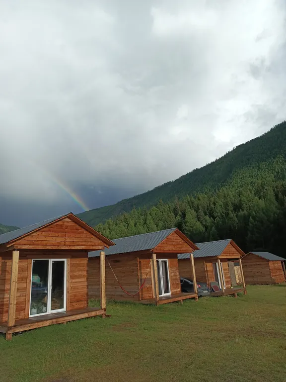 Уютный домик с видом на горную долину