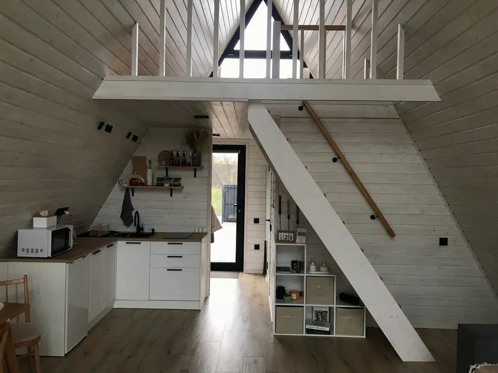 Треугольный домик рядом с Беловежской пущей