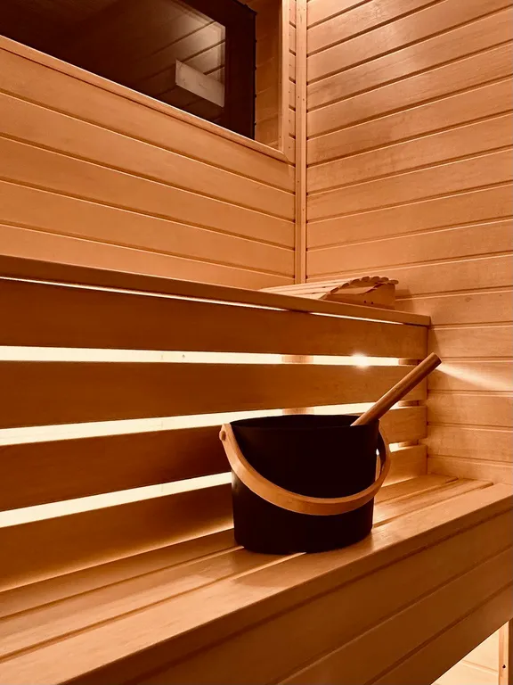 Новый панорамный барнхаус с сауной на лесном участке