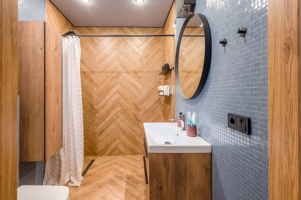 Дом у сквера в центре Поляны