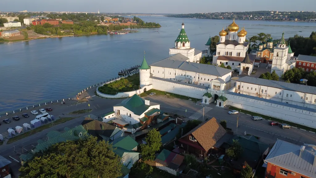 Квартира с видом на речку и монастырь