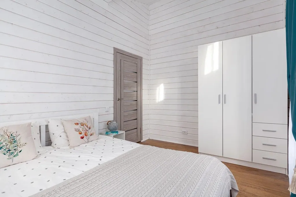 Современный дом с баней в лесу