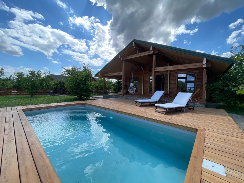 Коттедж Двухкомнатный дом-шале с теплым бассейном и террасой — Динская