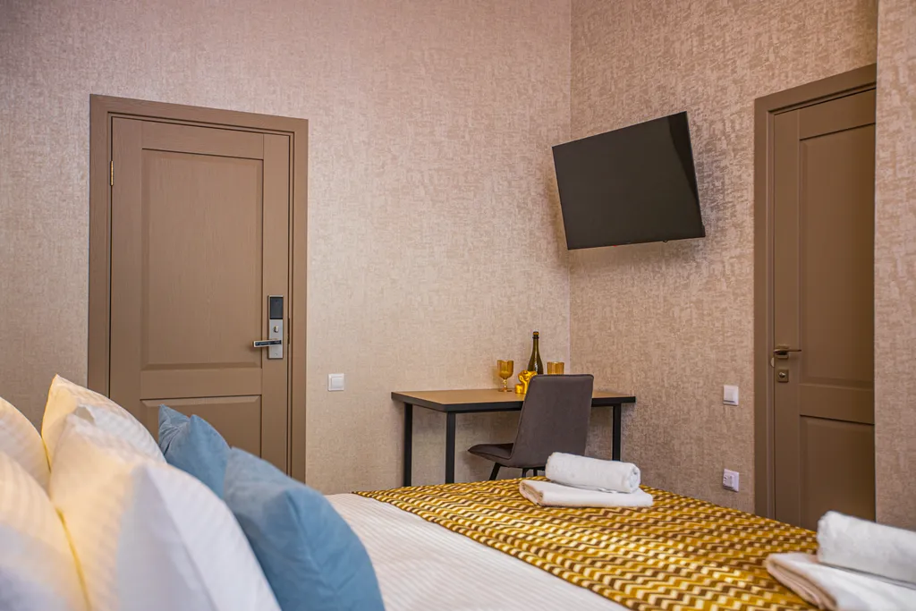 Полулюкс с панорамным застеклением и балконом для 2 гостей