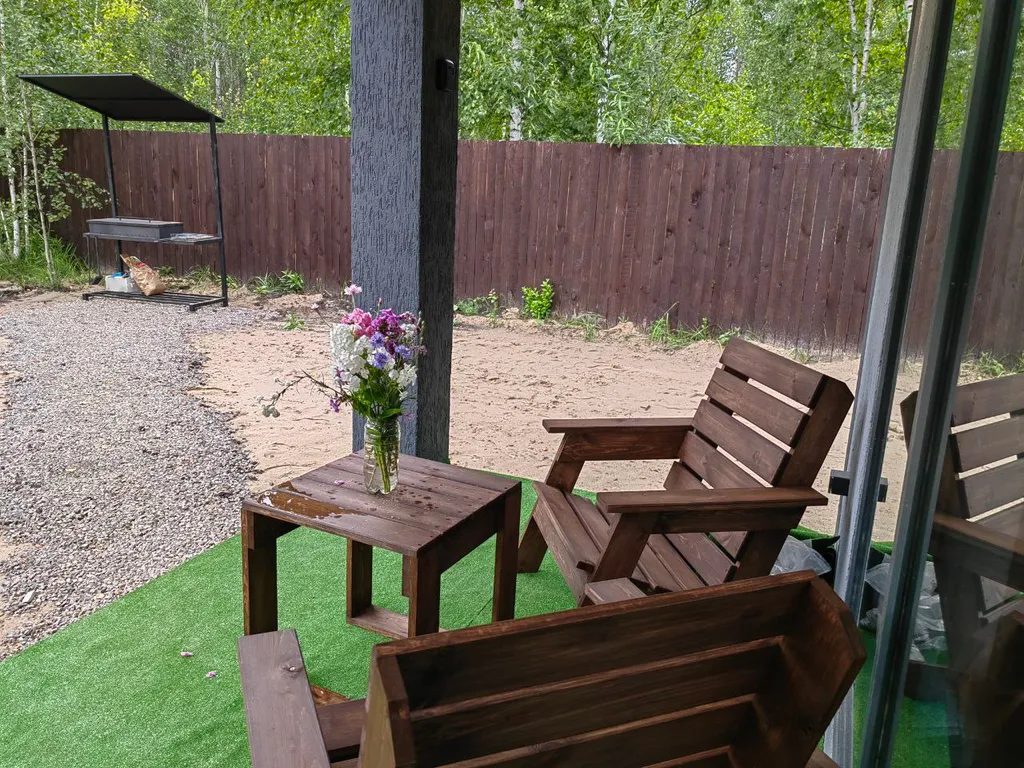 Уединенный домик возле леса