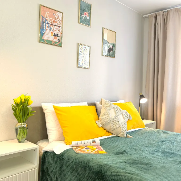 Тюльпаны & солнце: стильная 1-комнатная квартира в современном доме