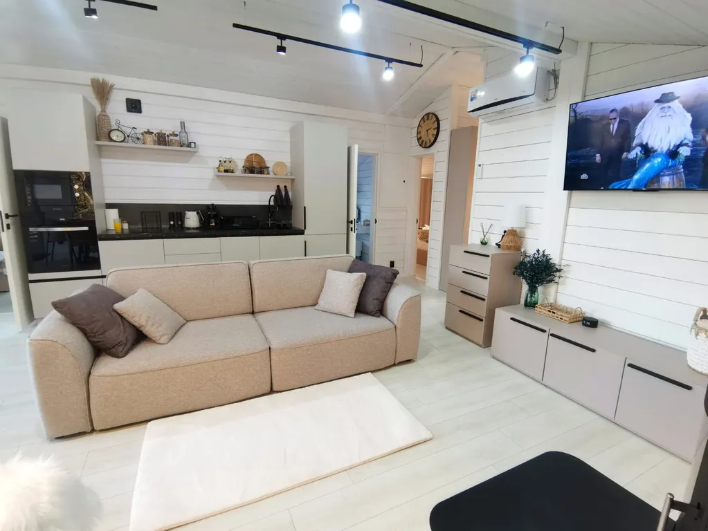 Панорамный дом в окружении леса на берегу водохранилища