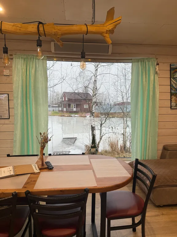 Уютный коттедж с панорамными окнами на берегу озера