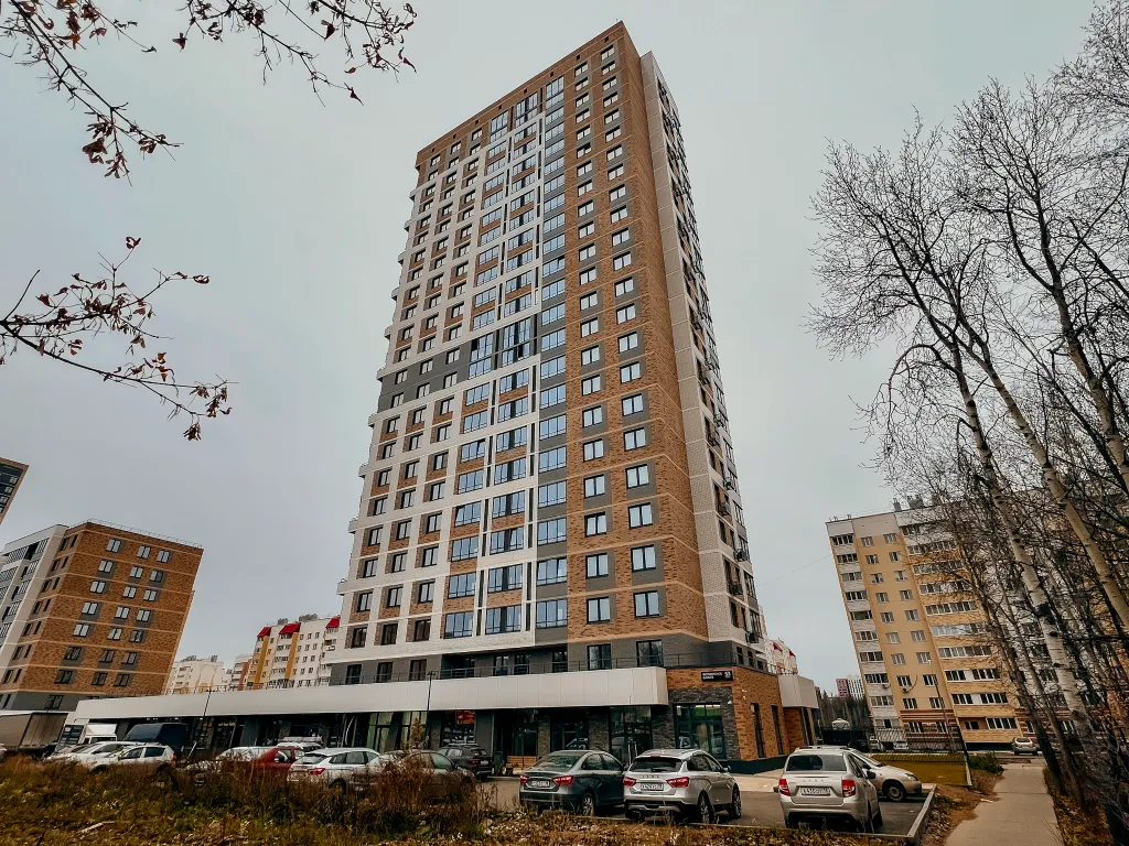 Пpоcторнaя кваpтира c бaлкoнoм и кpасивым видом на город