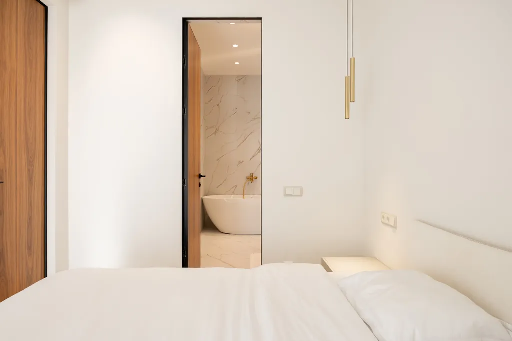 Дизайнерская квартира с террасой, бассейном и видом на море