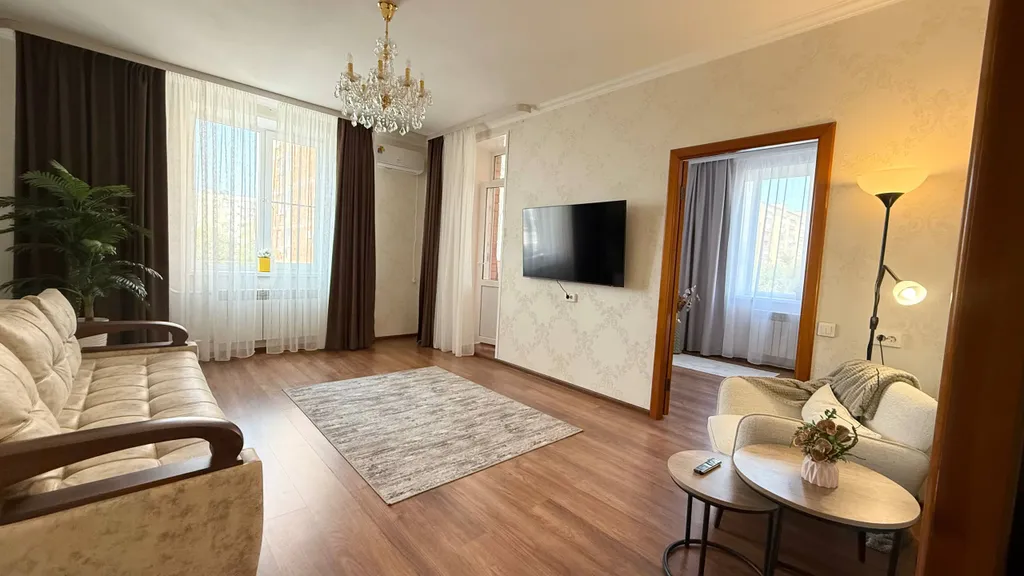 Семейная 2-комнатная квартира с детской кроваткой