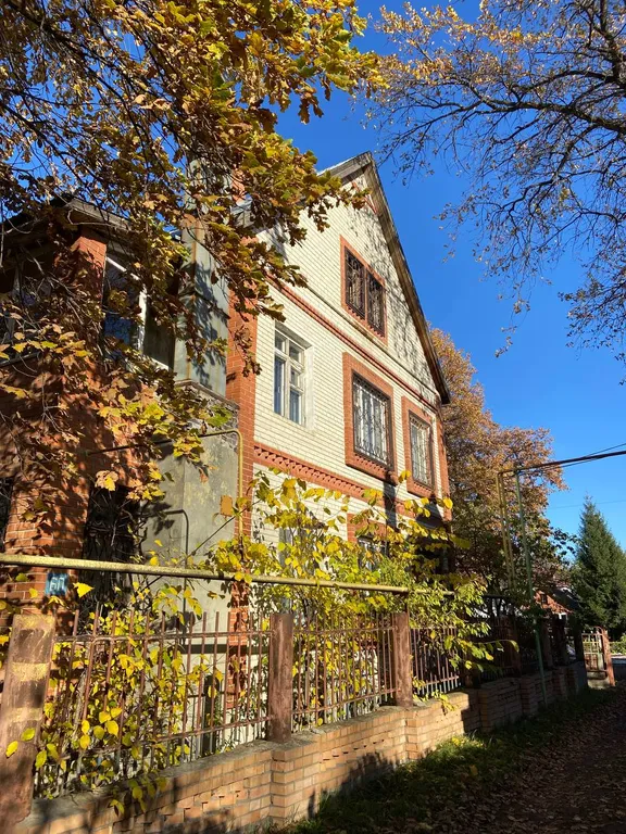 Трёхэтажный коттедж с сауной и бассейном в тихом заливе волги