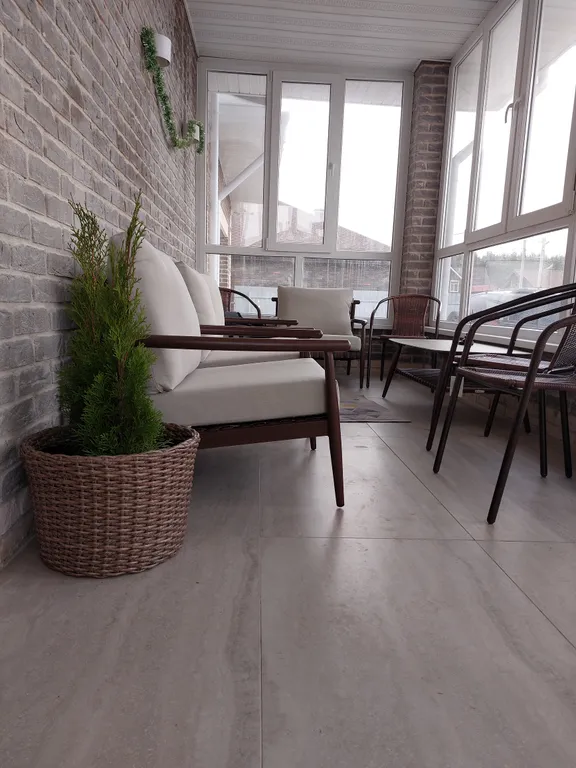 Резиденция в деревне в окружении леса