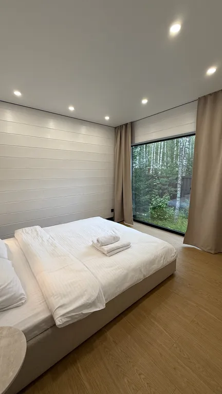 Панорамный дом в окружении леса с сауной