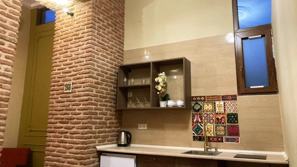 Апартаменты с двумя спальнями с историческим интерьером центр Тбилиси