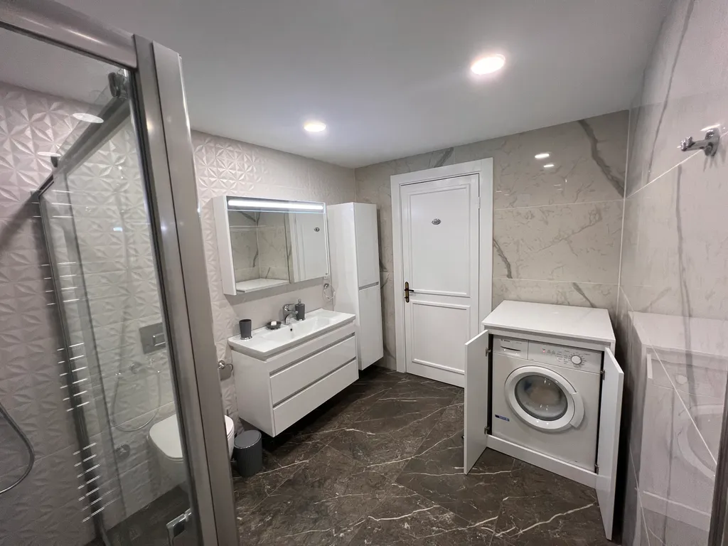 Spacious luxury waterfront flat