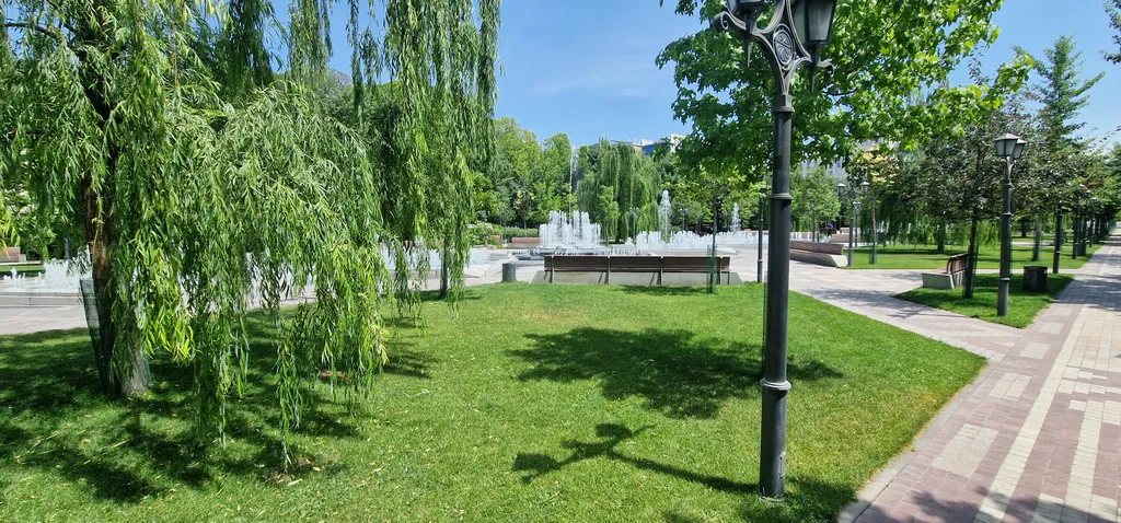 3-комнатная квартира с видом на парк у площади Республика