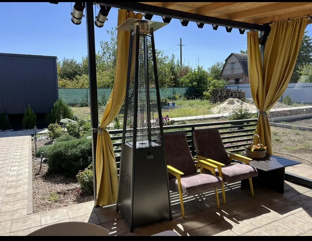 Дачный домик с большой террасой и бассейном