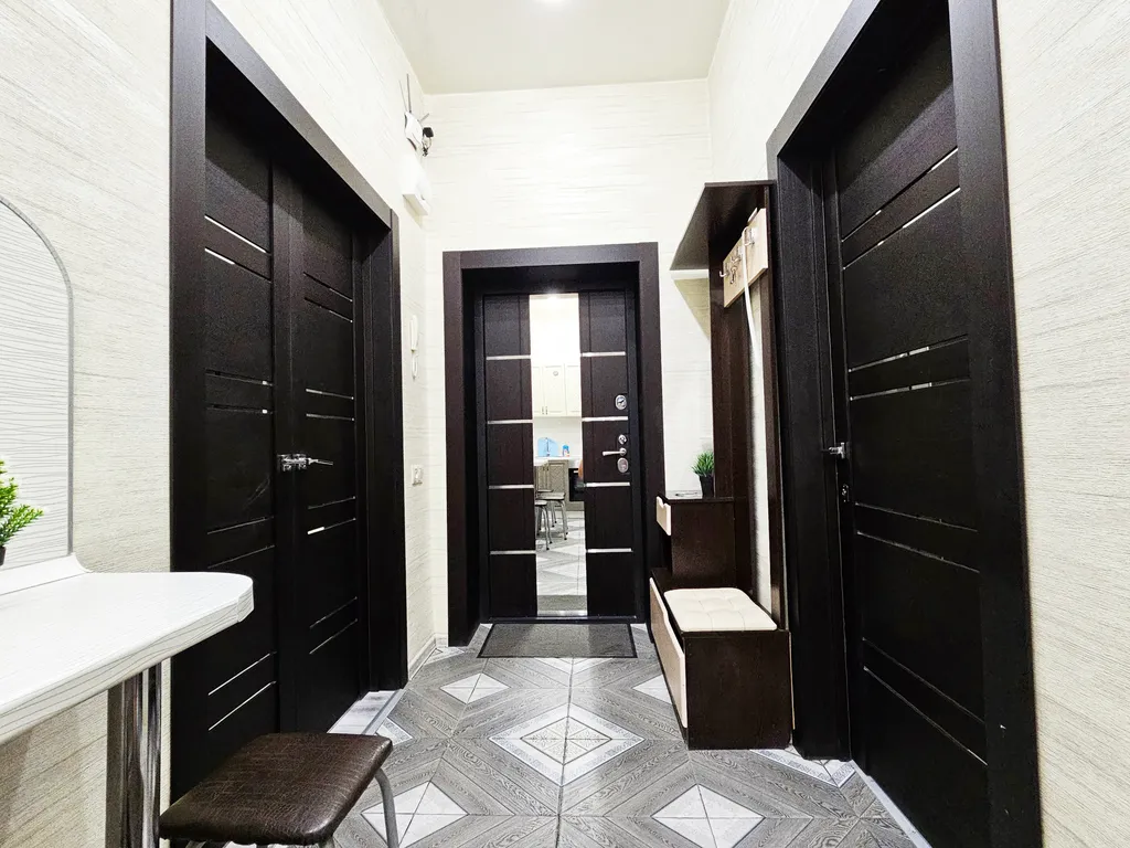 Третий дом возле главного жд вокзала и автовокзала